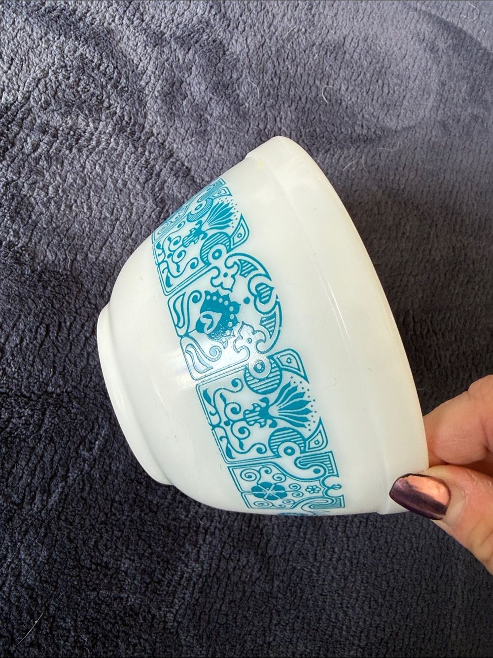Pyrex vintage Horizon Blue small mixing bowl 401 - 1.5 pt excellent cond